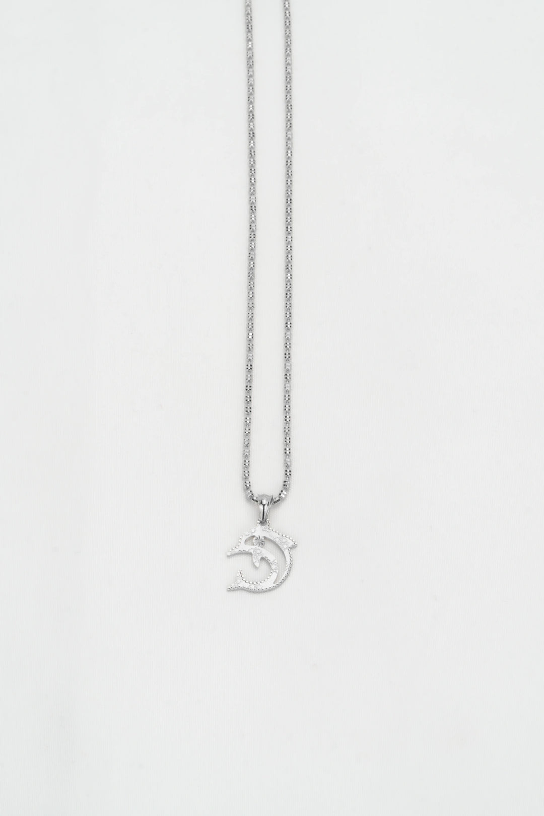 Dây Chuyền Mặt Cá Heo Chạm Hoa Văn Đính Đá CZ Kiểu Ý 750 Bảo Tín K&K