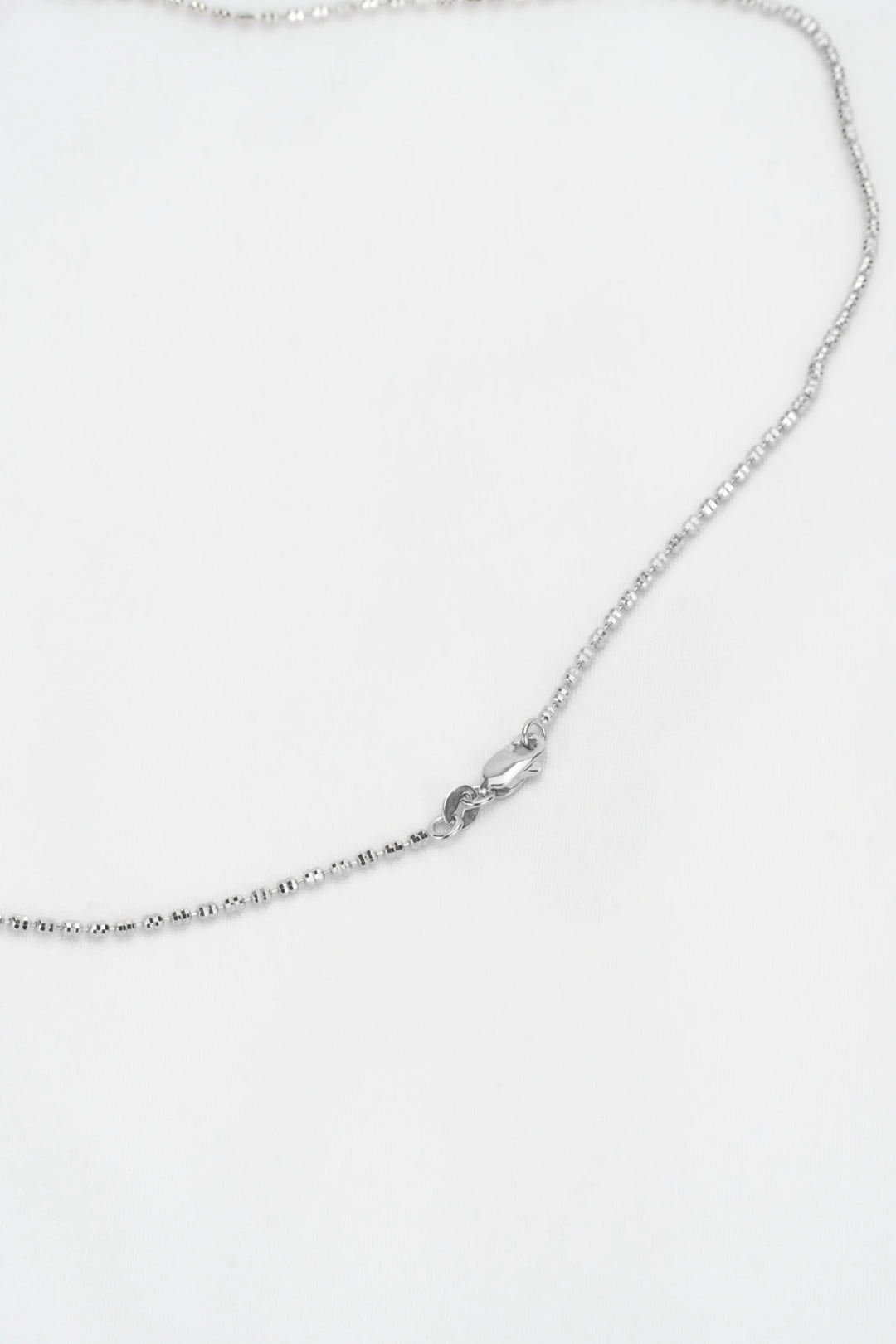 Dây Chuyền Mặt Cá Heo Chạm Hoa Văn Đính Đá CZ Kiểu Ý 750 Bảo Tín K&K