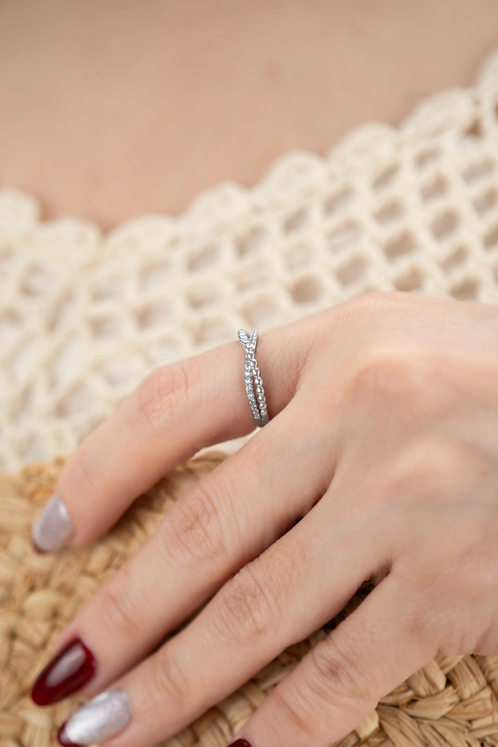 Nhẫn Xéo Nổi Bi Tấm Đính Đá CZ Kiểu Ý 750 Bảo Tín K&K