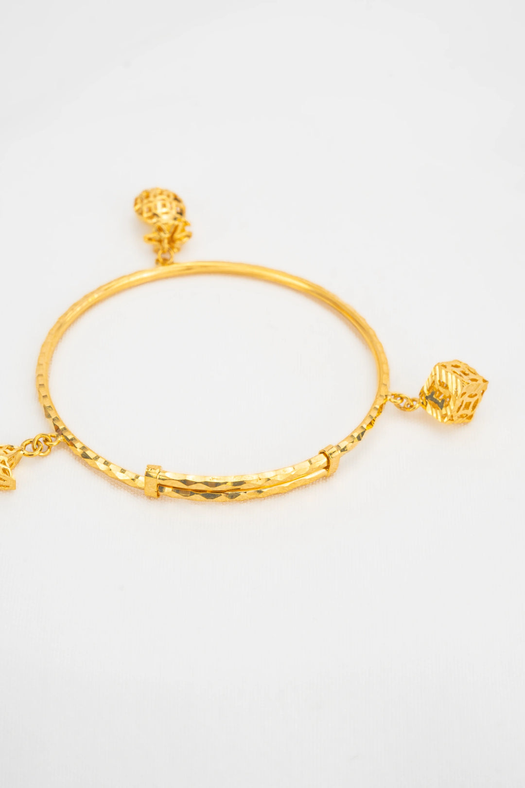 Vòng Tay Em Bé Charm Hoạ Tiết Đồng Tiền Vàng 16K Bảo Tín K&K