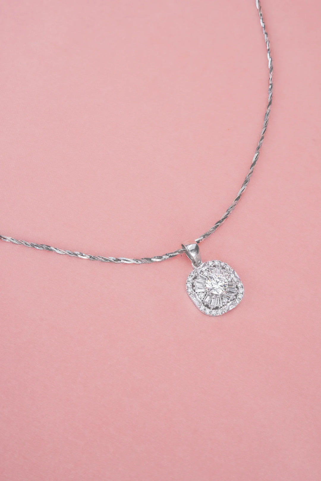 Dây Chuyền Mặt Hoa Vuông Tấm Baguette Đính Đá CZ Kiểu Ý 750 Bảo Tín K&K