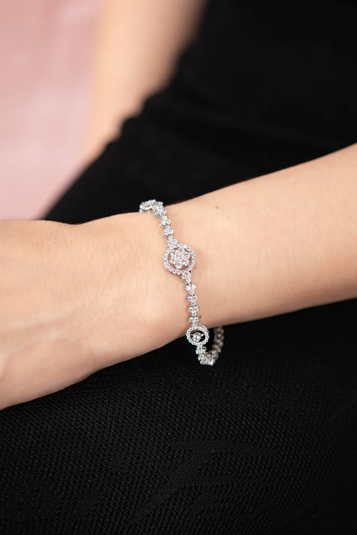 Lắc Tay Hoa 6 Cánh Viền Tròn Tấm Đính Đá CZ Kiểu Ý 750 Bảo Tín K&K