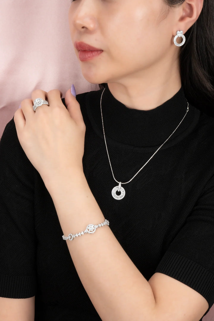 Lắc Tay Hoa 6 Cánh Viền Tròn Tấm Đính Đá CZ Kiểu Ý 750 Bảo Tín K&K