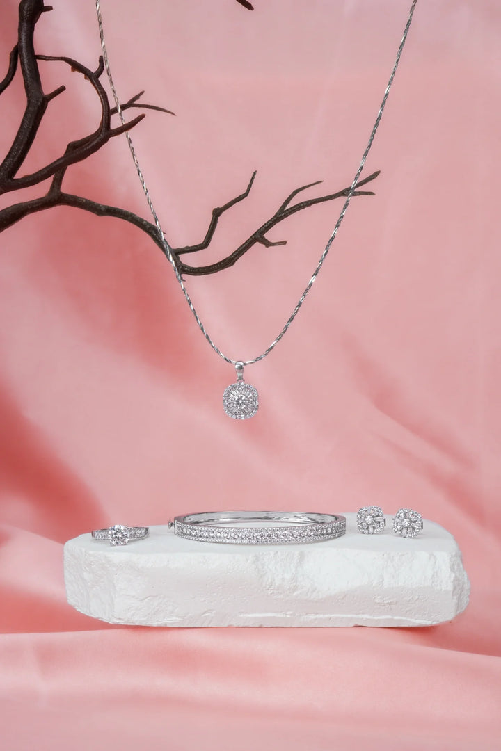 Dây Chuyền Mặt Hoa Vuông Tấm Baguette Đính Đá CZ Kiểu Ý 750 Bảo Tín K&K