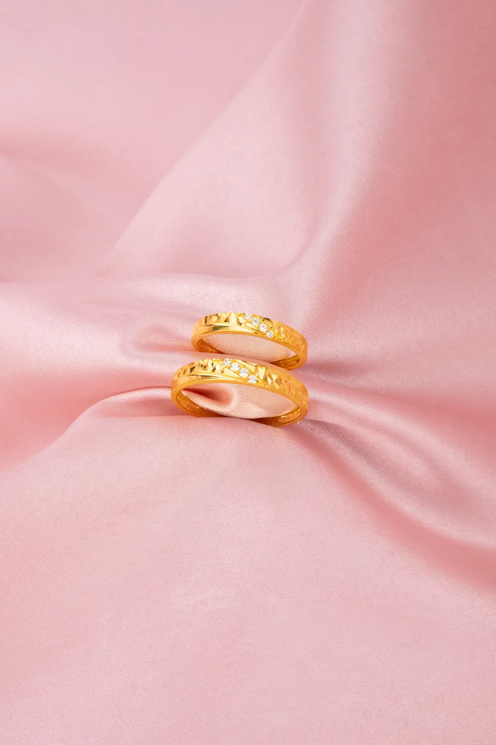 Nhẫn Cưới Hột Tấm Xéo Viền Khắc Máy Vàng 16K Đính Đá CZ Bảo Tín K&K