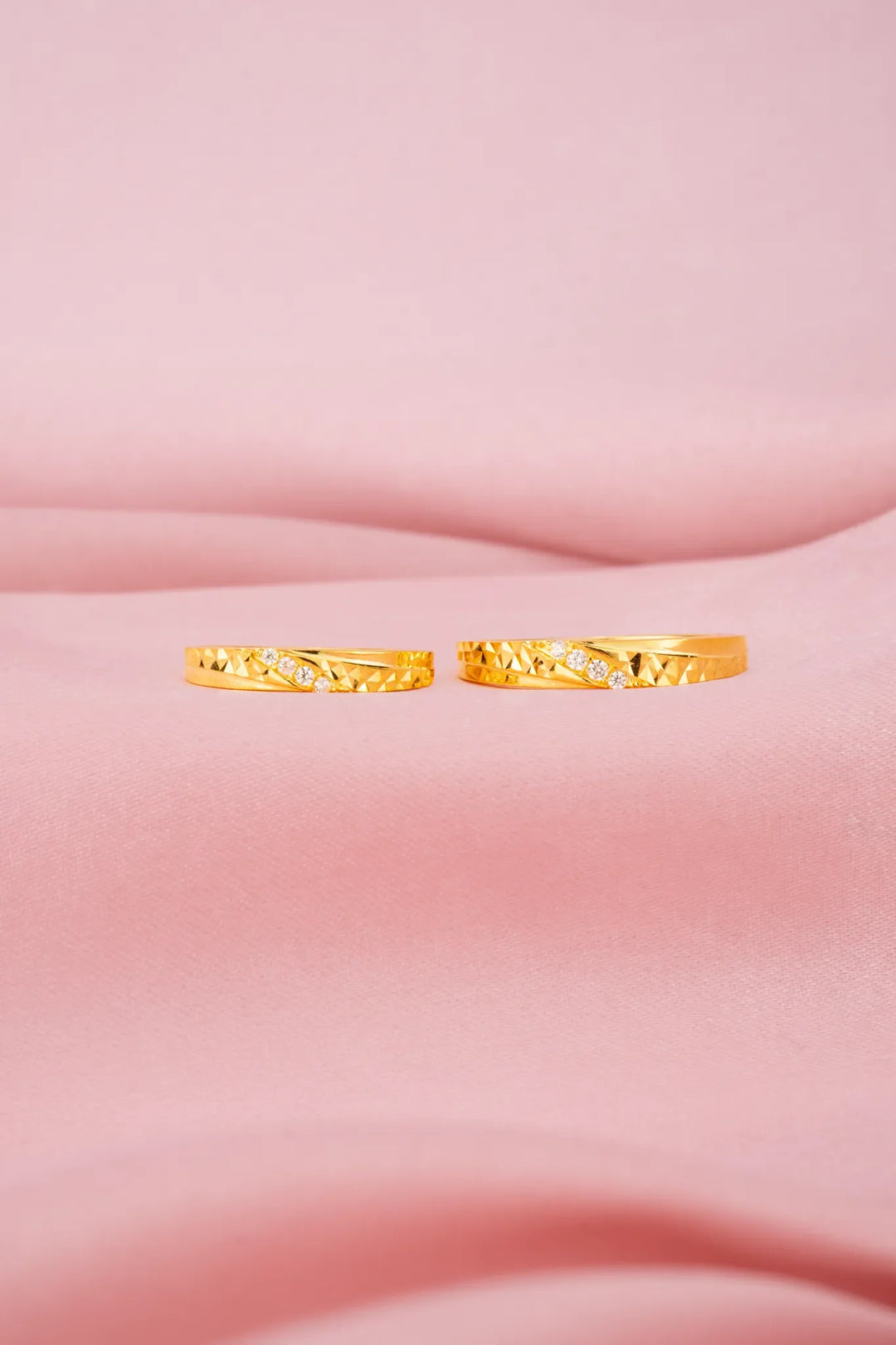 Nhẫn Cưới Hột Tấm Xéo Viền Khắc Máy Vàng 16K Đính Đá CZ Bảo Tín K&K