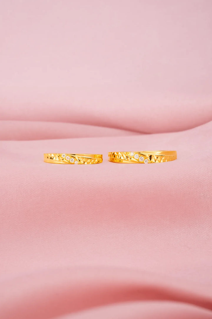 Nhẫn Cưới Hột Tấm Xéo Viền Khắc Máy Vàng 16K Đính Đá CZ Bảo Tín K&K