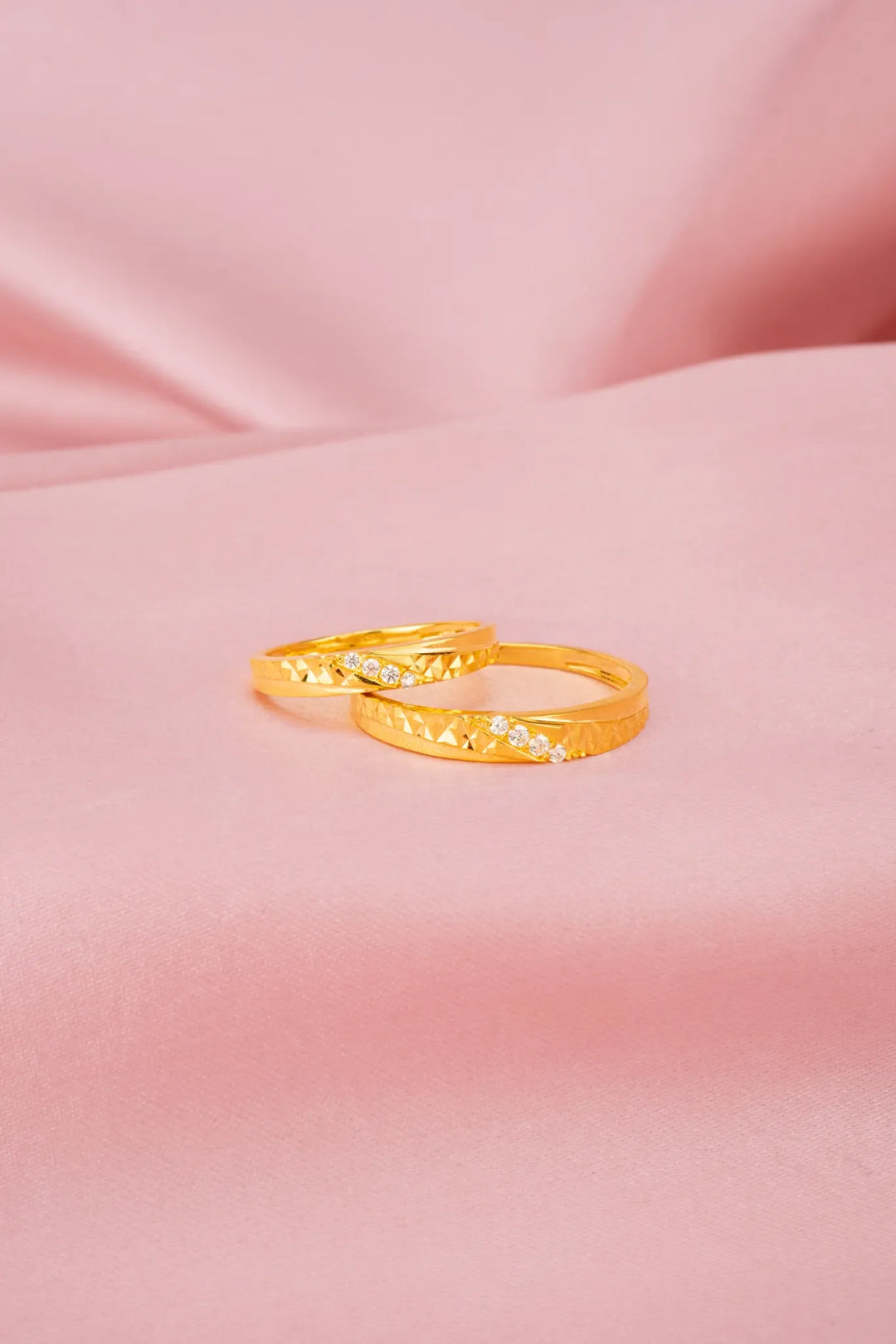 Nhẫn Cưới Hột Tấm Xéo Viền Khắc Máy Vàng 16K Đính Đá CZ Bảo Tín K&K