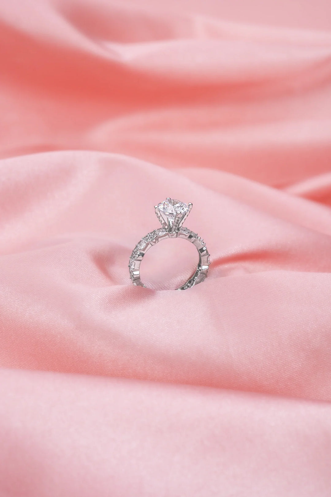 Nhẫn Đá Chủ Kiểu Hiện Đại Đính Đá CZ Kiểu Ý 750 Bảo Tín K&K