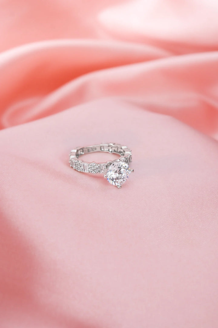 Nhẫn Đá Chủ Kiểu Hiện Đại Đính Đá CZ Kiểu Ý 750 Bảo Tín K&K