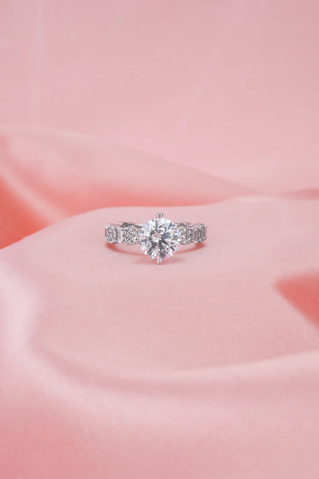 Nhẫn Đá Chủ Kiểu Hiện Đại Đính Đá CZ Kiểu Ý 750 Bảo Tín K&K