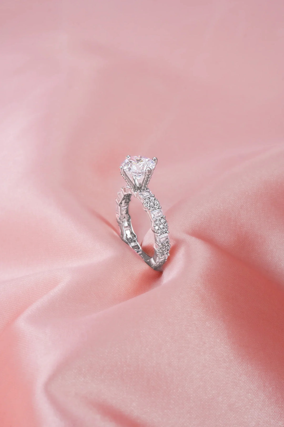 Nhẫn Đá Chủ Kiểu Hiện Đại Đính Đá CZ Kiểu Ý 750 Bảo Tín K&K