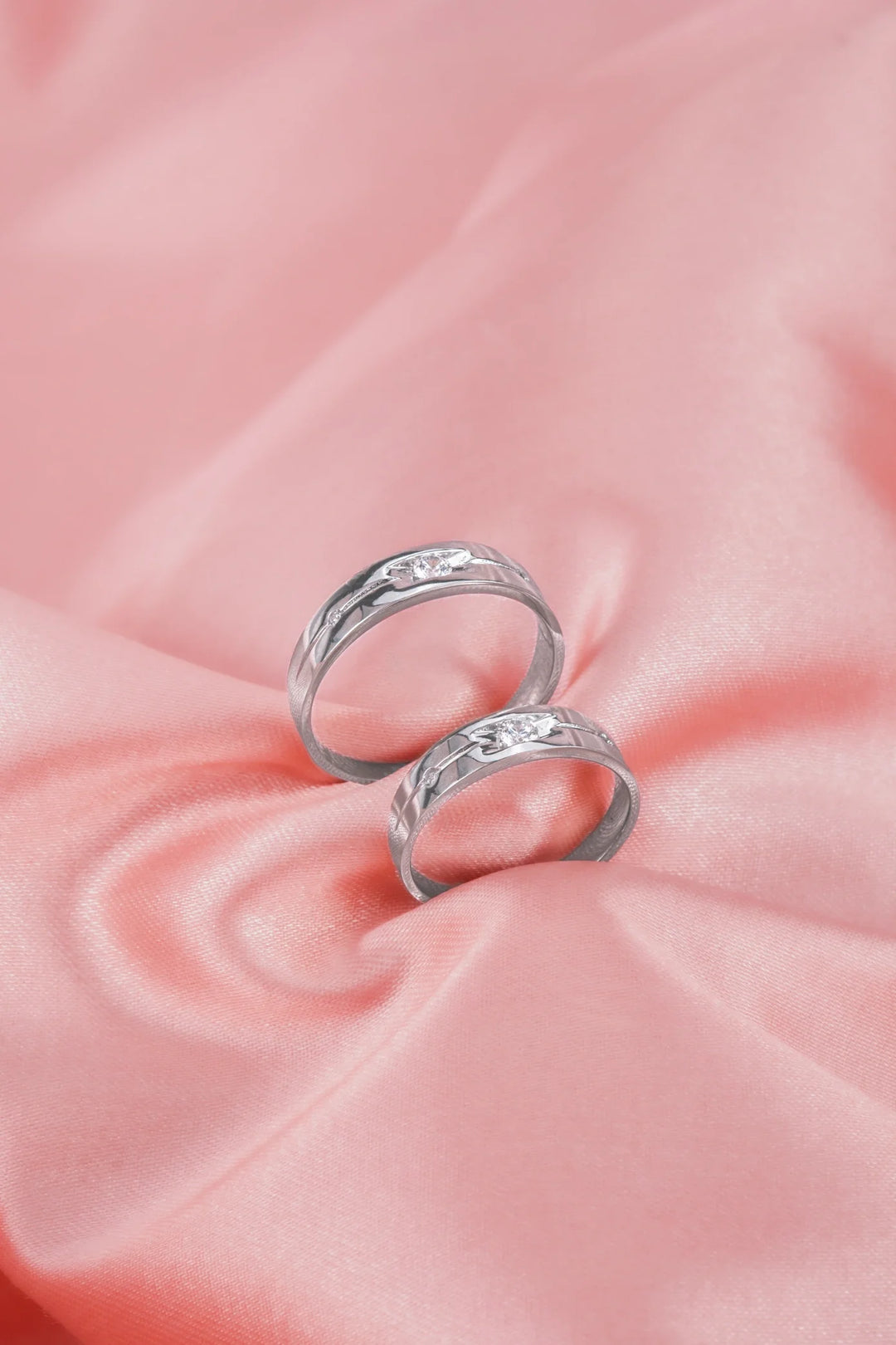 Nhẫn Cưới 3 Hột Chìm Đính Đá CZ Kiểu Ý 750 Bảo Tín K&K