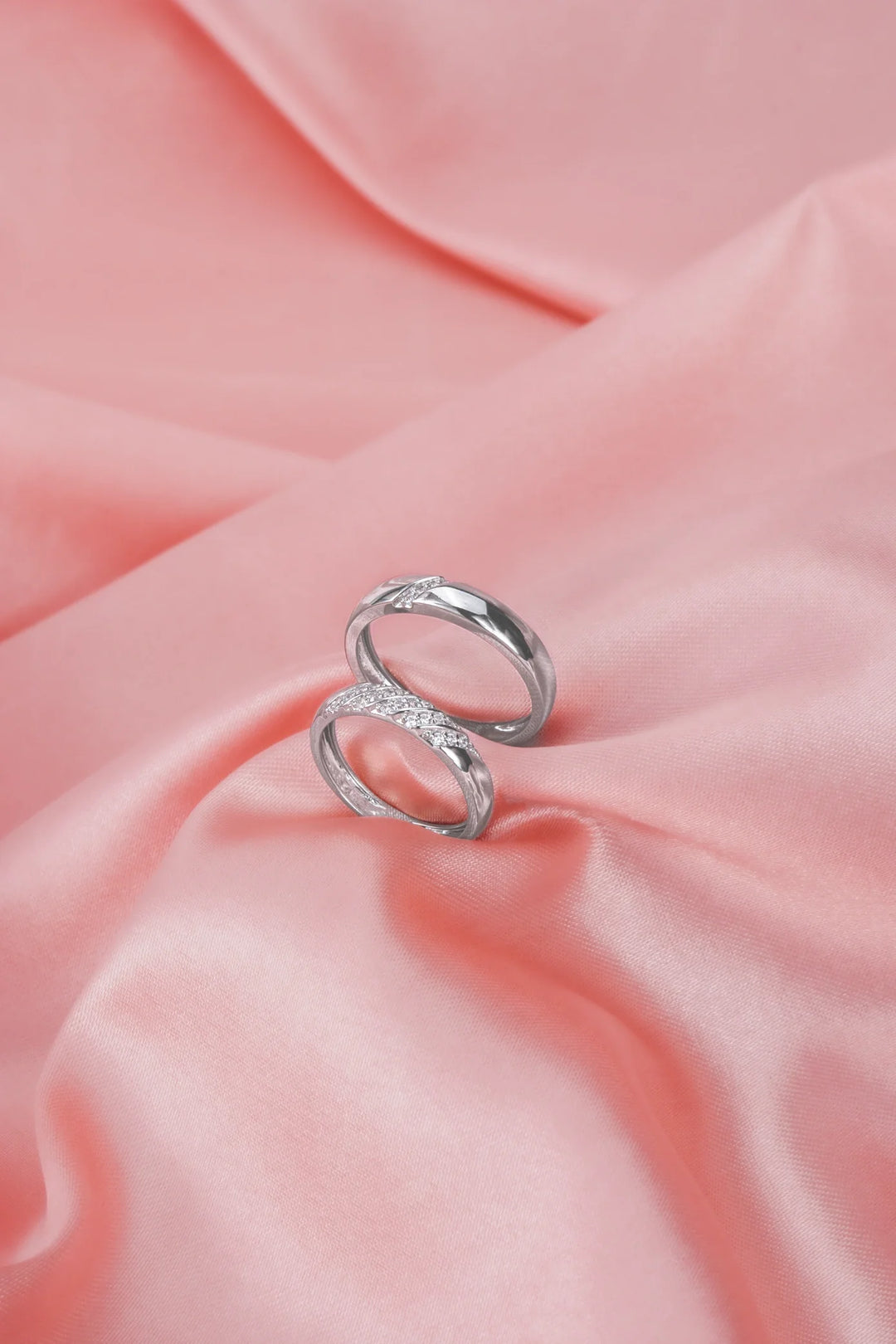 Nhẫn Cưới Xéo Tấm Đính Đá CZ Kiểu Ý 750 Bảo Tín K&K