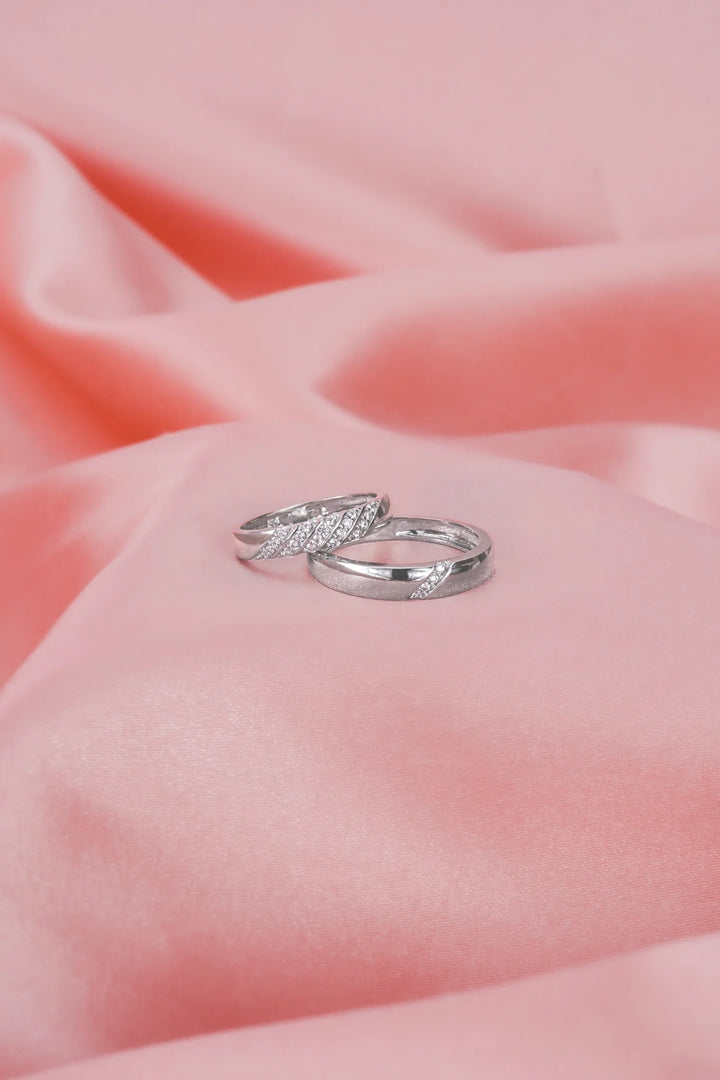 Nhẫn Cưới Xéo Tấm Đính Đá CZ Kiểu Ý 750 Bảo Tín K&K