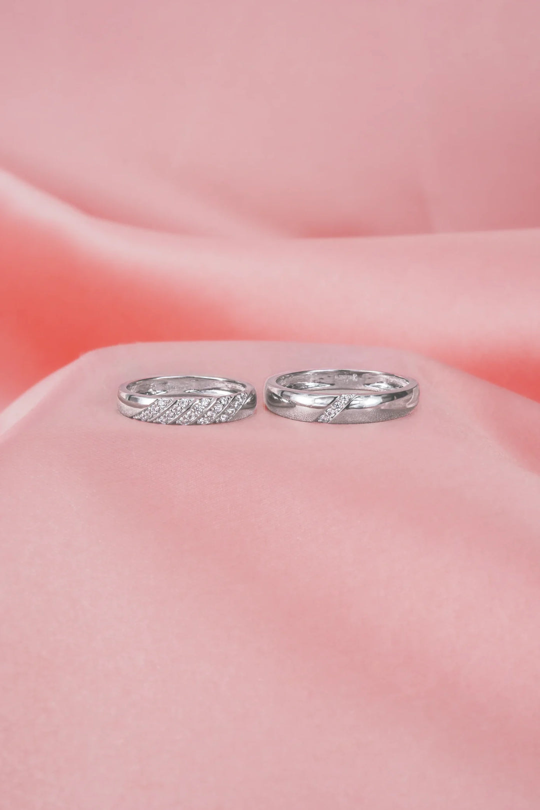 Nhẫn Cưới Xéo Tấm Đính Đá CZ Kiểu Ý 750 Bảo Tín K&K