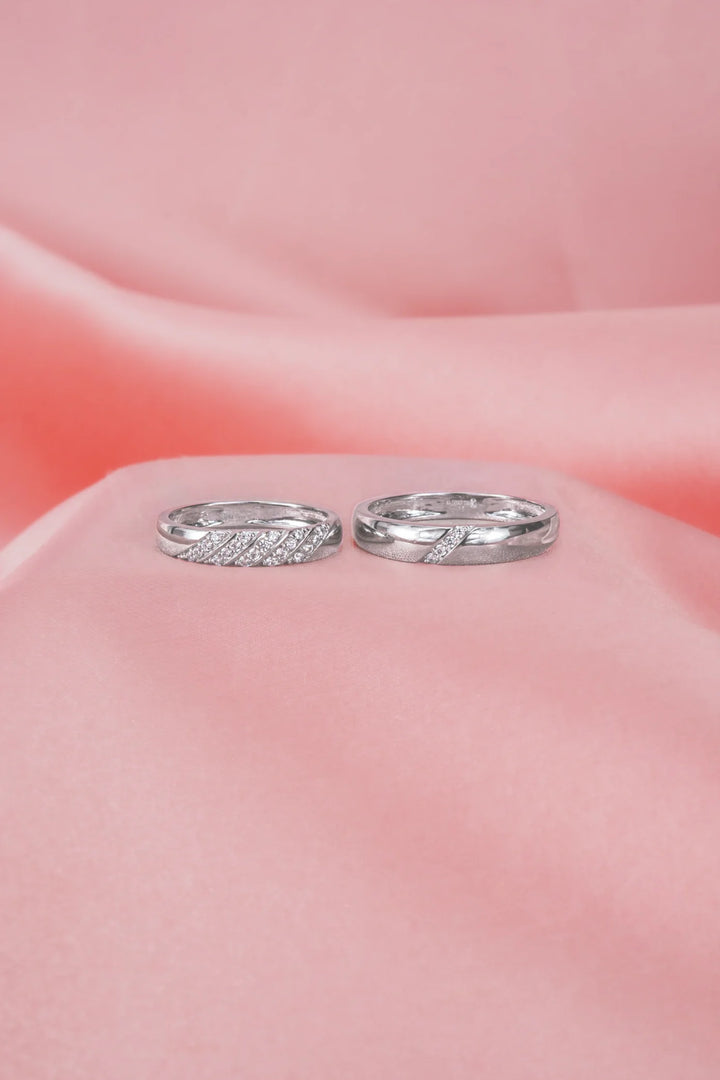 Nhẫn Cưới Xéo Tấm Đính Đá CZ Kiểu Ý 750 Bảo Tín K&K