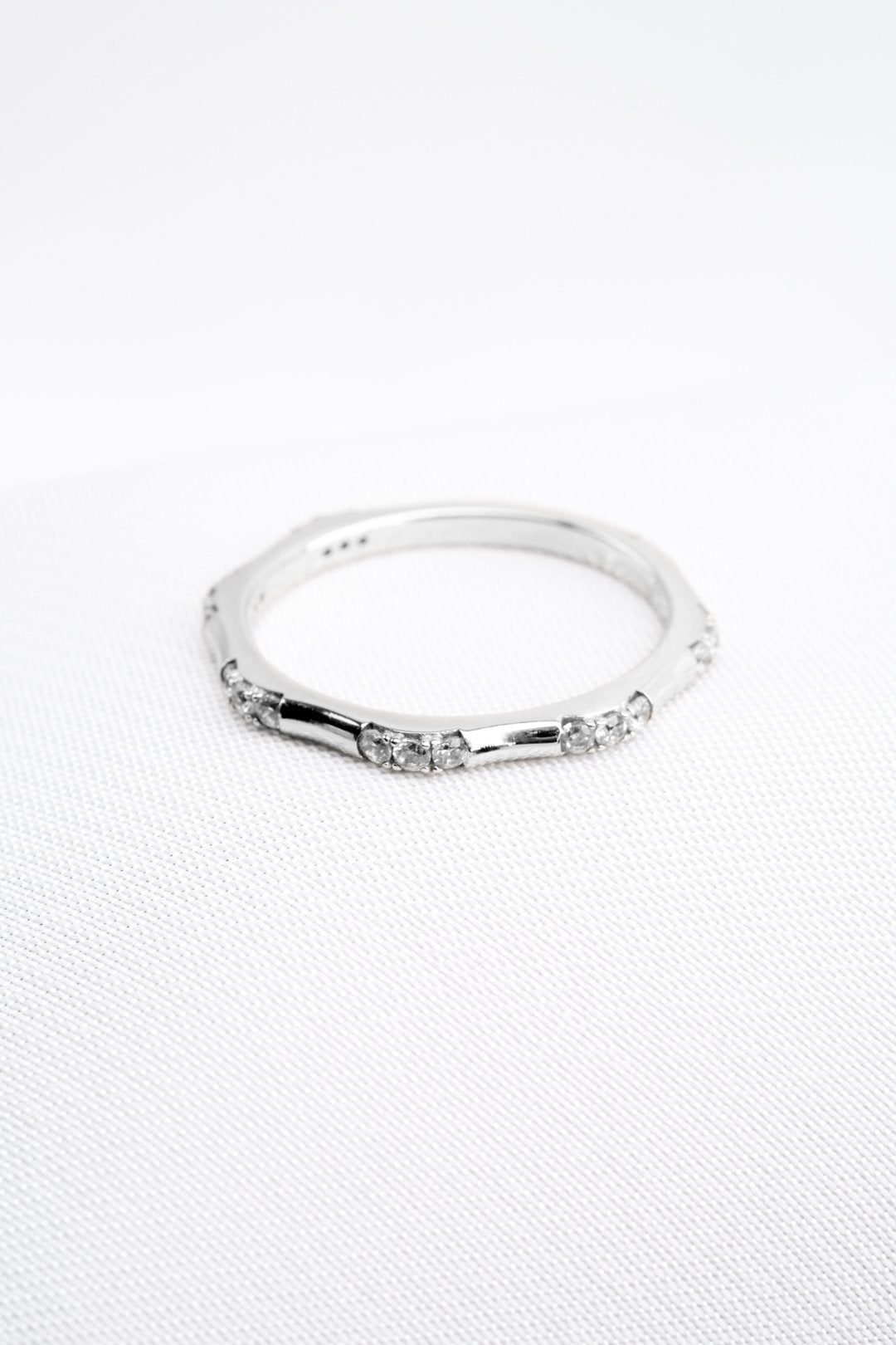 Nhẫn trắng khúc tấm Bảo Tín K&K Vàng kiểu Ý 750 đính Đá cao cấp