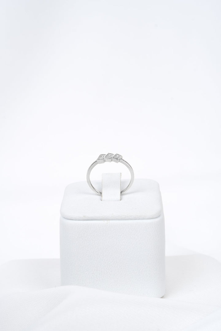 Nhẫn trắng thoi tấm Bảo Tín K&K Vàng kiểu Ý 750 đính Đá cao cấp