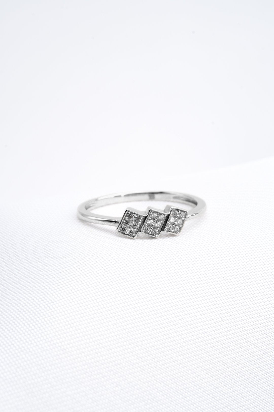 Nhẫn trắng thoi tấm Bảo Tín K&K Vàng kiểu Ý 750 đính Đá cao cấp