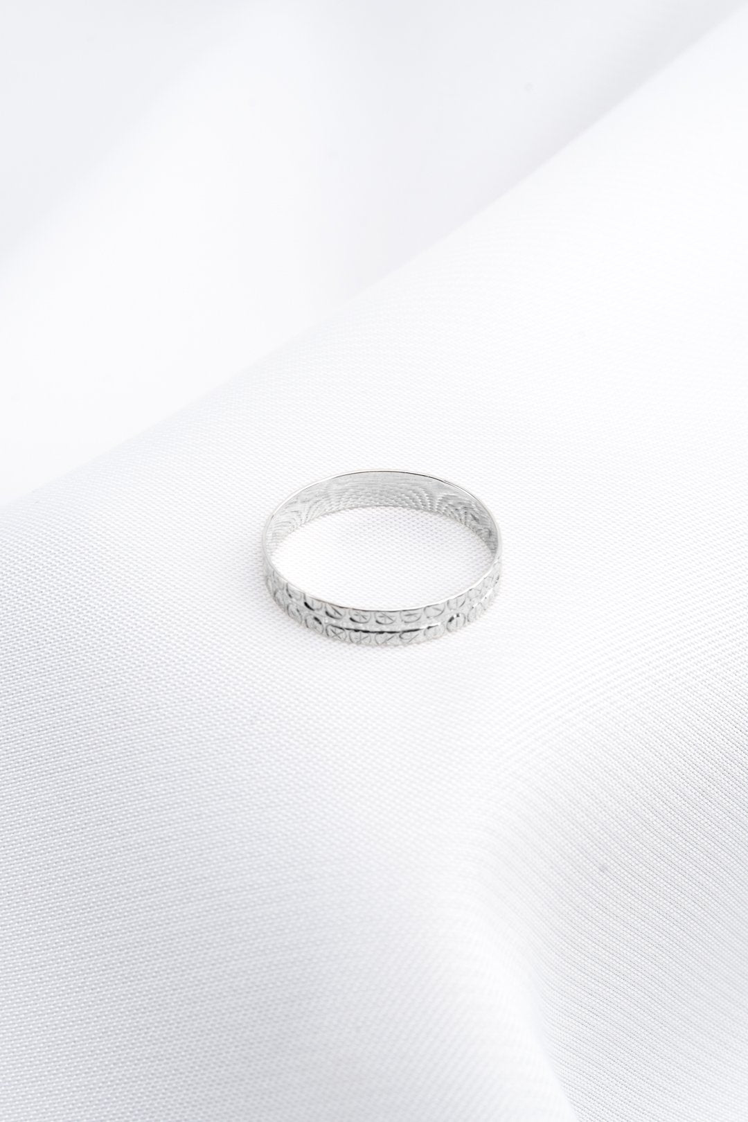 Nhẫn trắng bản móc máy Bảo Tín K&K Vàng kiểu Ý 750