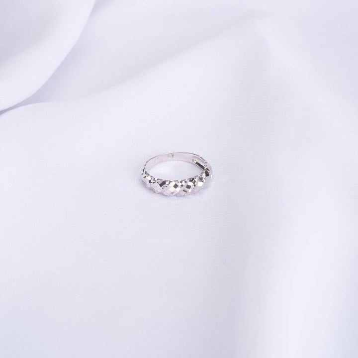 Nhẫn trắng mo móc máy Bảo Tín K&K Vàng kiểu Ý 750