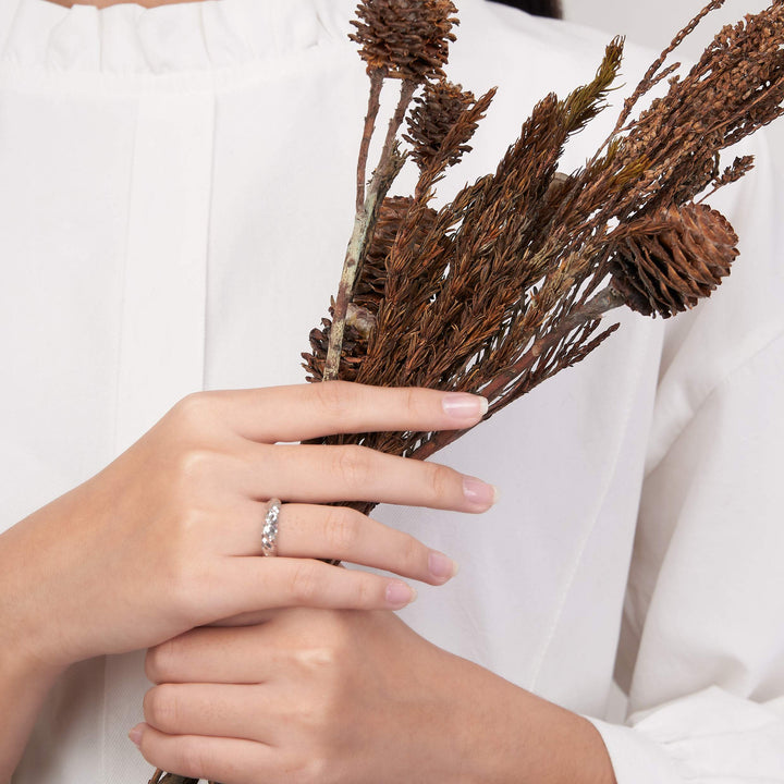 Nhẫn trắng mo móc máy Bảo Tín K&K Vàng kiểu Ý 750