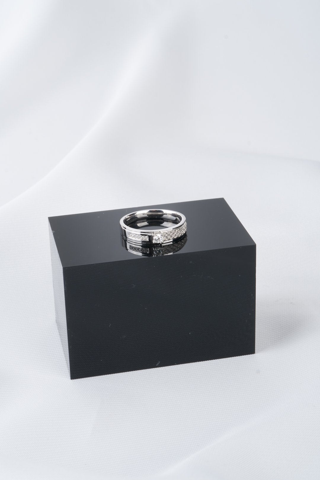 Nhẫn trắng xoàn tấm Bảo Tín K&K Vàng kiểu Ý 750 đính Kim cương