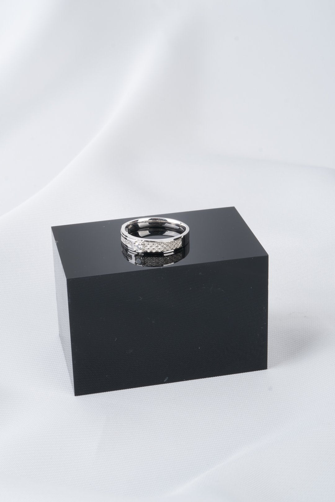 Nhẫn trắng xoàn tấm Bảo Tín K&K Vàng kiểu Ý 750 đính Kim cương