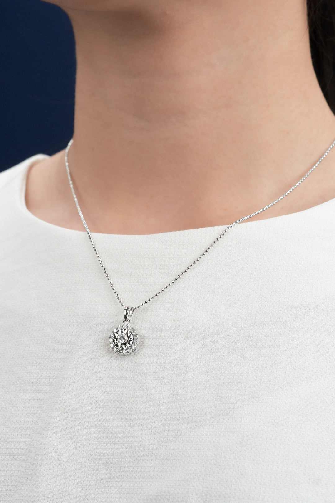 Mặt Dây Chuyền Một Hột Móc Máy Viền Tấm Vàng Ý 750 Bảo Tín K&K