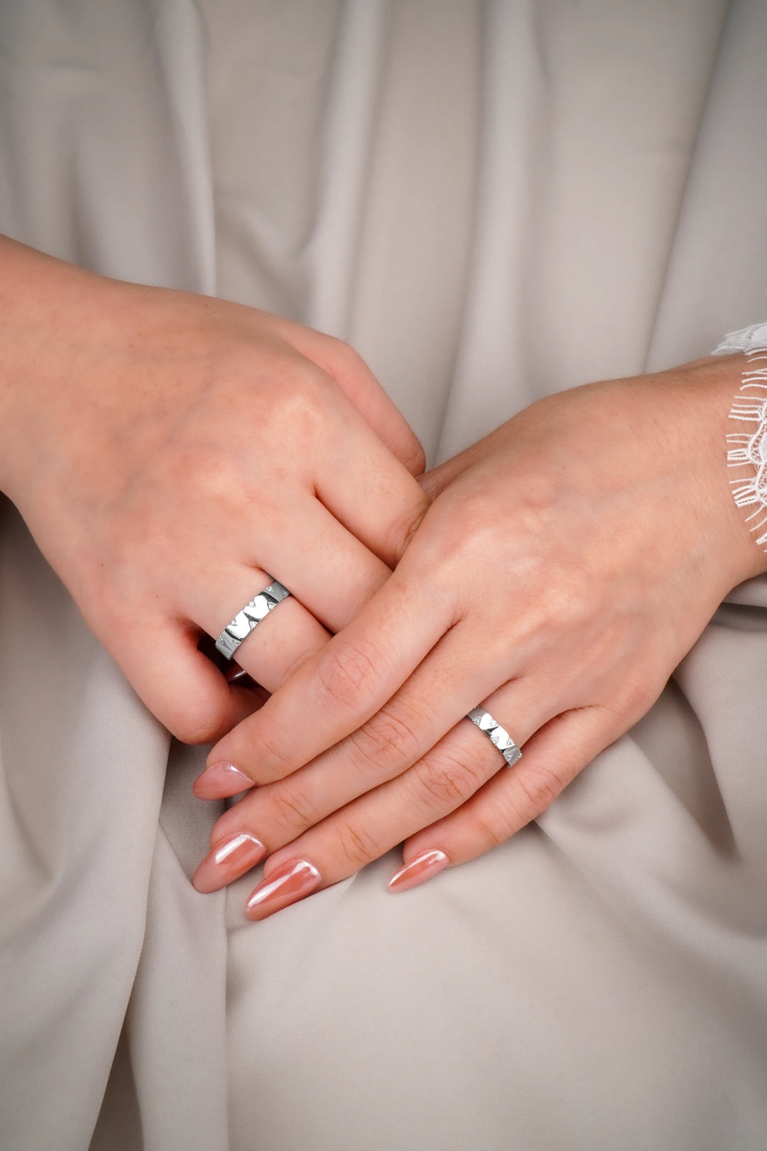 Nhẫn Cưới Kiểu Viền Tấm Tam Giác Đính Đá CZ Kiểu Ý 750 Bảo Tín K&K