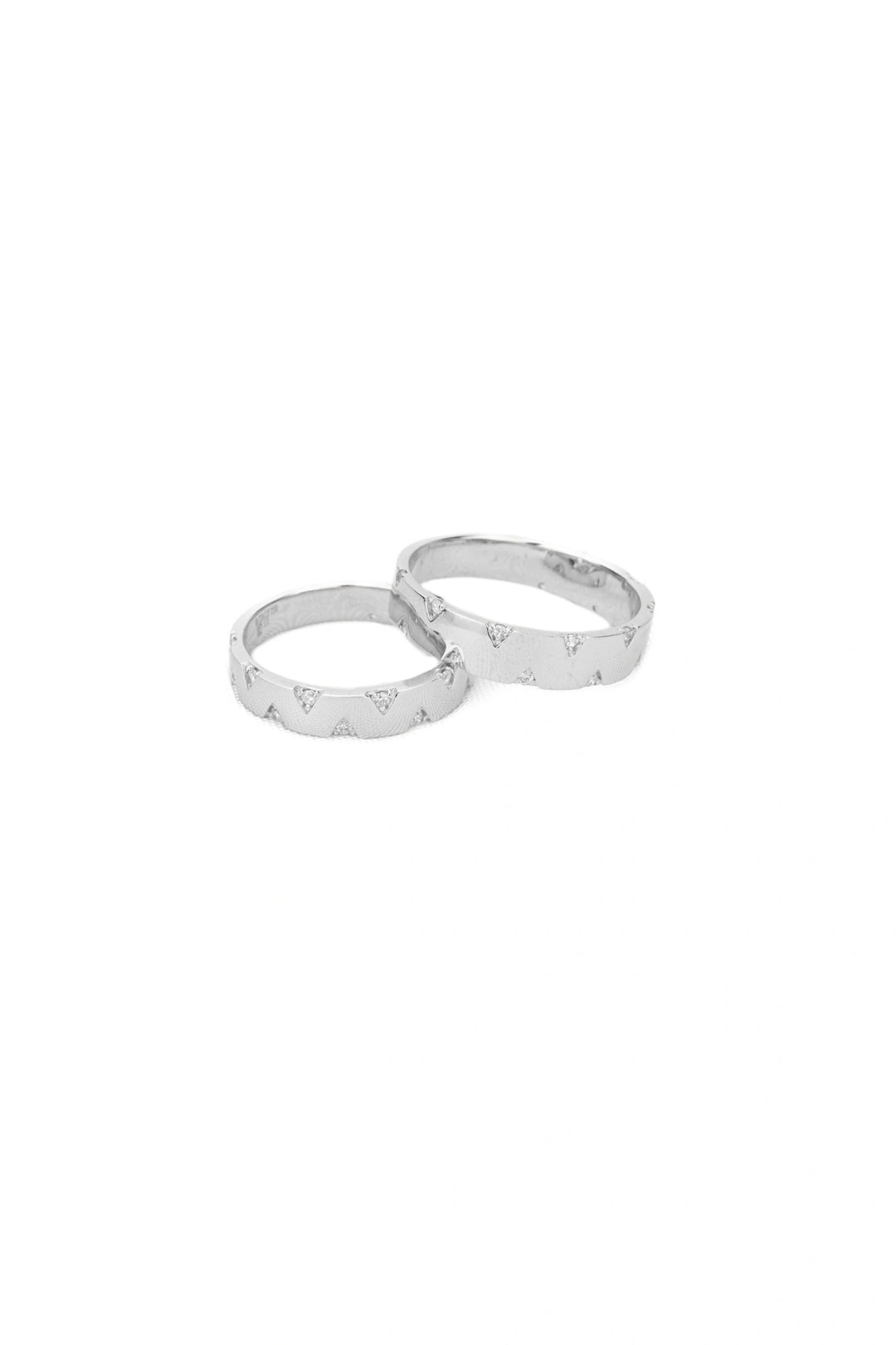 Nhẫn Cưới Kiểu Viền Tấm Tam Giác Đính Đá CZ Kiểu Ý 750 Bảo Tín K&K