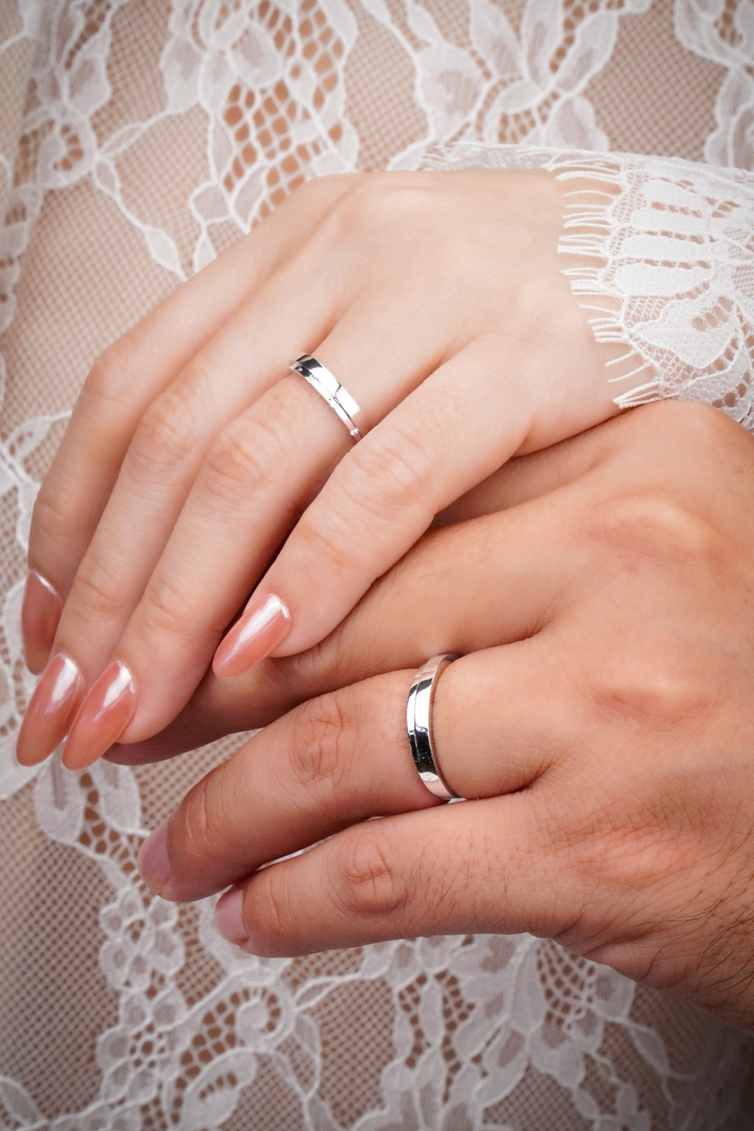 Nhẫn Cưới Viền Rãnh Tấm Đính Đá CZ Kiểu Ý 750 Bảo Tín K&K