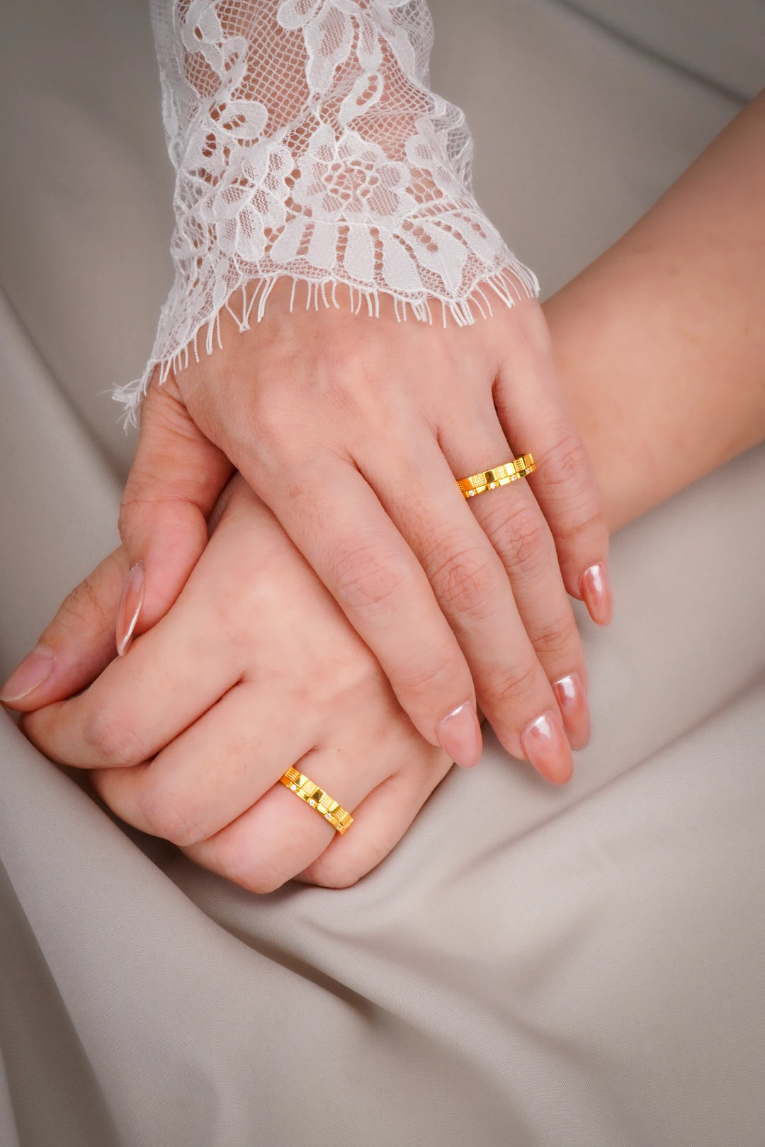 Nhẫn Cưới Kiểu Chạm Tấm Viền Đính Đá CZ Kiểu Ý 750 Bảo Tín K&K