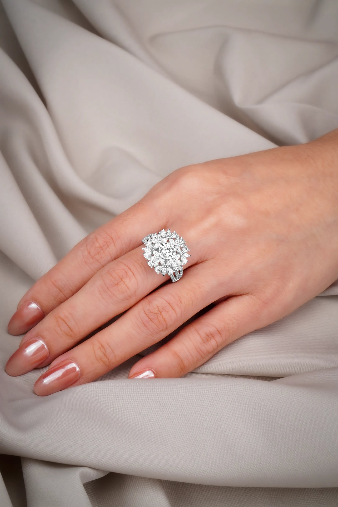 Nhẫn Bông Hoa Lớn Kiểu Ý 750 Bảo Tín K&K